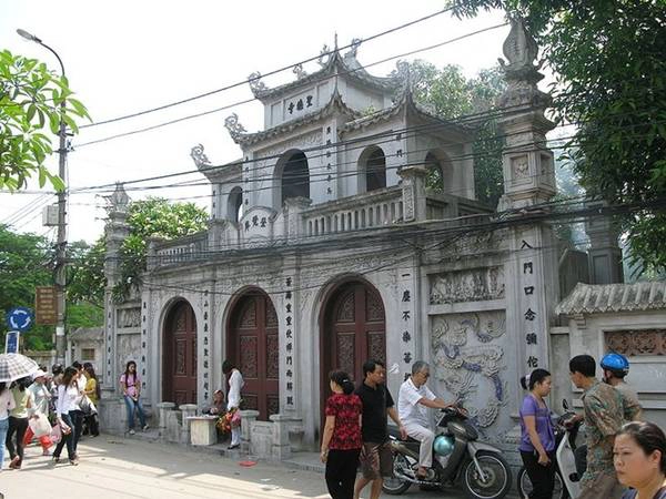 Nếu với các ngôi chùa khác, người đến thắp hương đông nhất là các cụ cao niên và trung niên thì tại một ngôi chùa nằm ẩn mình trên phố nhỏ ở quận Cầu Giấy , đông nhất lại là các bạn trẻ, các nam thanh nữ tú. Đó chính là chùa Hà - ngôi chùa cầu duyên nức tiếng giữa lòng Hà Nội. nhungdenchuaduocviengthamnhieunhatngayram-ivivu-14