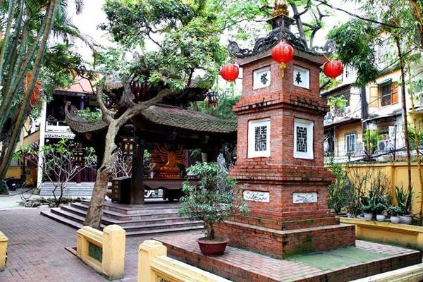 Cầu an, giải hạn đầu năm cũng là một trong những nét truyền thống văn hóa lâu đời của người Hà Nội. Chùa Phúc Khánh nằm trên phố Tây Sơn, quận Đống Đa thu hút hàng trăm nghìn tín đồ Phật giáo về cầu an, giải hạn mỗi năm. Chùa đã được Bộ Văn hóa - Thông tin công nhận là Di tích lịch sử - văn hóa quốc gia năm 1988. Ảnh: Tinhtam.vn. nhungdenchuaduocviengthamnhieunhatngayram-ivivu-16