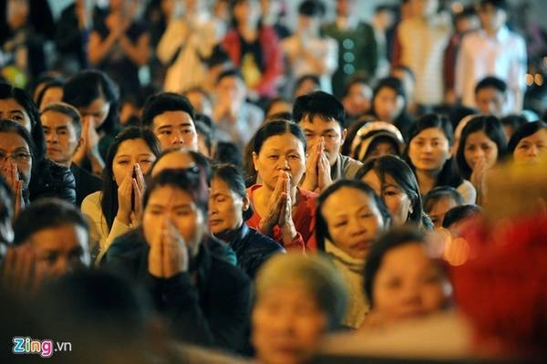 Hàng năm, vào ngày nhà chùa làm lễ dâng sao giải hạn, hàng chục nghìn người đổ đến, ngồi tràn ra cả lòng đường vỉa hè chỉ để tìm một chỗ đứng, để được chắp tay thành tâm khấn vái. Ngay khi tiếng chuông vang lên, không ai bảo ai, tất cả đều hướng ánh mắt vào tổ đình Phúc Khánh vái vọng, tạo nên quang cảnh mang đậm nét tâm linh. Ảnh: Chí Toàn. nhungdenchuaduocviengthamnhieunhatngayram-ivivu-17