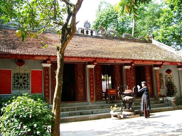 Trấn giữ phía tây của thành Thăng Long là đền Voi Phục, hiện nay nằm ở bên hồ Thủ Lệ, phường Cầu Giấy, Hà Nội. Ảnh: Wikipedia. nhungdenchuaduocviengthamnhieunhatngayram-ivivu-3