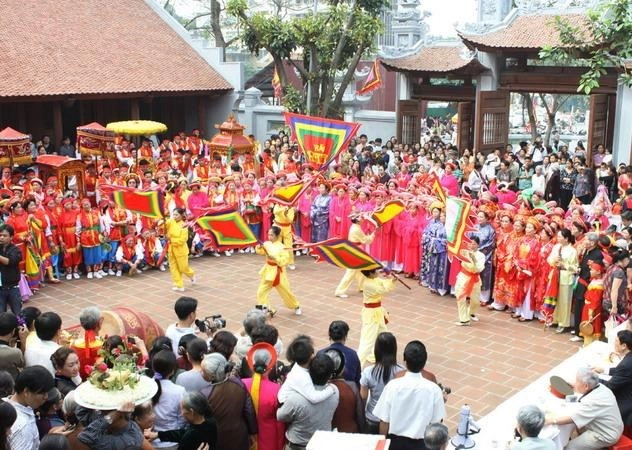 Hội đền và đình Kim Liên được tổ chức thường niên vào ngày 16/3 âm lịch, thu hút đông đảo du khách và người dân Hà thành. Trong dịp này, người ta tổ chức các sinh hoạt văn hóa độc đáo như chọi chim, thi nấu cơm trên thuyền, chơi bấp bênh dưới nước, thi tài dọn cỗ cúng thần với những mâm cỗ rất thú vị. Ảnh: Cinet. nhungdenchuaduocviengthamnhieunhatngayram-ivivu-6