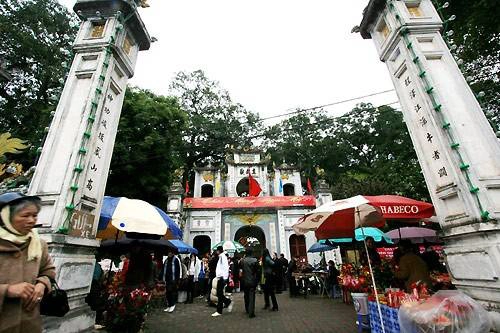 Trấn giữ phía bắc là đền Quán Thánh hay còn gọi là đền Trấn Vũ. Ngôi đền có vị trí đẹp, nằm đúng ngã tư giao đường Thanh Niên với đường Quán Thánh, nhìn sang Hồ Tây. Năm 1962, đền đã được Bộ VHTT&DL xếp hạng danh mục di tích lịch sử - văn hóa. Dịp đầu xuân hay mồng 1, ngày rằm hàng tháng, đền luôn tấp nập khách thập phương. Nơi đây tổ chức chính hội vào ngày 3/3 âm lịch hàng năm. Ảnh: Việt Báo. nhungdenchuaduocviengthamnhieunhatngayram-ivivu-8