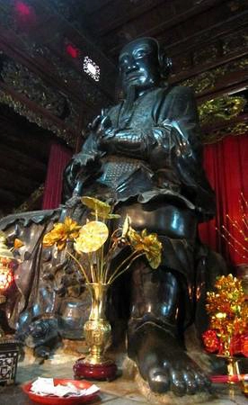 Ngoài bức tượng đồng thờ thần Huyền Trân Trấn Vũ là một công trình nghệ thuật độc đáo, nơi đây còn có quả chuông đồng trên gác tam quan với tiếng ngân đã đi vào lòng người dân Việt Nam: “Tiếng chuông Trấn Vũ, canh gà Thọ Xương”. Ảnh: VOV. nhungdenchuaduocviengthamnhieunhatngayram-ivivu-9