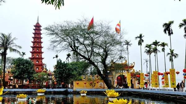 Bên cạnh Tứ Trấn Thăng Long, những ngôi chùa cổ kính như chùa Trấn Quốc cũng nơi người dân kinh kỳ và các du khách tìm đến mỗi dịp xuân về. Chùa Trấn Quốc tọa lạc trên một bán đảo nhỏ phía đông bắc Hồ Tây, được xem là chốn cửa Phật linh thiêng thu hút rất nhiều tín đồ Phật tử đến hành lễ. Ảnh: Wikipedia nhungdenchuaduocviengthamnhieunhatngayram-ivivu-10