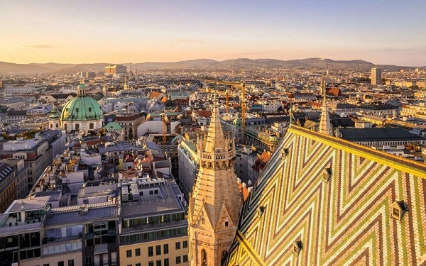 Vienna, Áo: Thủ đô Vienna của nước Áo nổi bật với lối kiến trúc Habsburg, những khu vườn Baroque, đường phố rải sỏi cùng cung điện hoàng gia, lâu đài cổ và nhiều công trình lịch sử có giá trị. Tuy nhiên, Unesco đang lo ngại rằng các dự án hiện đại, căn hộ cao cấp, khách sạn có khả năng sẽ hủy hoại không gian lịch sử của thành phố này. Ảnh: Pintai Suchachaisri/Getty. Vienna, Áo: Thủ đô Vienna của nước Áo nổi bật với lối kiến trúc Habsburg, những khu vườn Baroque, đường phố rải sỏi cùng cung điện hoàng gia, lâu đài cổ và nhiều công trình lịch sử có giá trị. Tuy nhiên, Unesco đang lo ngại rằng các dự án hiện đại, căn hộ cao cấp, khách sạn có khả năng sẽ hủy hoại không gian lịch sử của thành phố này. Ảnh: Pintai Suchachaisri/Getty.