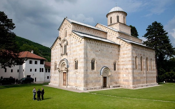 Di tích thời trung cổ ở Kosovo: Kosovo tuyên bố độc lập từ Serbia vào năm 2008. Khu vực di tích thời trung cổ ở Kosovo được Unesco công nhận là di sản thế giới bao gồm 4 nhà thờ, tu viện với các mái vòm và những bức tranh tường, biểu tượng của văn hóa tôn giáo Byzantine trên bán đảo Balkan phát triển từ thế kỷ 13 đến thế kỷ 17. Tuy nhiên, khu vực di tích này đang bị đe dọa bởi sự bất ổn chính trị của vùng. Ảnh: Ullstein bild/Getty. Di tích thời trung cổ ở Kosovo: Kosovo tuyên bố độc lập từ Serbia vào năm 2008. Khu vực di tích thời trung cổ ở Kosovo được Unesco công nhận là di sản thế giới bao gồm 4 nhà thờ, tu viện với các mái vòm và những bức tranh tường, biểu tượng của văn hóa tôn giáo Byzantine trên bán đảo Balkan phát triển từ thế kỷ 13 đến thế kỷ 17. Tuy nhiên, khu vực di tích này đang bị đe dọa bởi sự bất ổn chính trị của vùng. Ảnh: Ullstein bild/Getty.