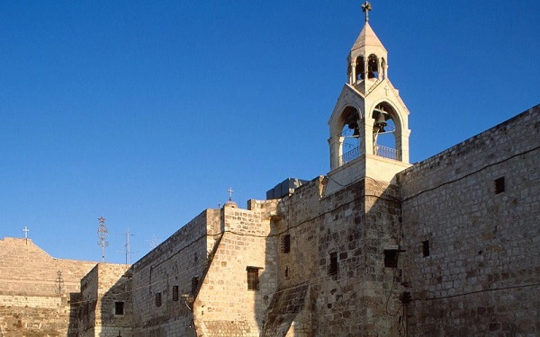 Nhà thờ Giáng sinh, Bethlehem, Palestine: Nhà thờ Giáng sinh là di tích đầu tiên ở Palestine được Unesco công nhận là di sản thế giới vào năm 2012. Tại đây có những tàn tích của 2 nhà thờ được xây dựng vào thế kỷ thứ 4 và thứ 6 được cho là xây dựng bên trên hang động nơi chúa Jesus sinh ra. Hiện nay, địa điểm linh thiêng này đang bị đe dọa bởi áp lực đô thị và du lịch. Ảnh: Atlantot Phototravel/Getty. Nhà thờ Giáng sinh, Bethlehem, Palestine: Nhà thờ Giáng sinh là di tích đầu tiên ở Palestine được Unesco công nhận là di sản thế giới vào năm 2012. Tại đây có những tàn tích của 2 nhà thờ được xây dựng vào thế kỷ thứ 4 và thứ 6 được cho là xây dựng bên trên hang động nơi chúa Jesus sinh ra. Hiện nay, địa điểm linh thiêng này đang bị đe dọa bởi áp lực đô thị và du lịch. Ảnh: Atlantot Phototravel/Getty.