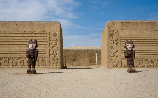Chan Chan, Peru: Nằm trên bờ biển Thái Bình Dương ở phía tây bắc Peru là phần còn lại của Chan Chan, thành phố đất khổng lồ là thủ đô của vương quốc Chimu. Trong thời hoàng kim khoảng 600 năm trước, nơi đây là thành phố lớn nhất châu Mỹ với dân số khoảng 60.000 người. Di tích còn sót lại của thành phố là các bức tường bằng đất dày đặc biệt tách ra 9 thành lũy, khu vực đền thờ, nhà ở và đường hầm. Nơi đây bị bỏ hoang vì thiếu nước, nhưng ngày nay những cơn mưa thường xuyên đang dần khiến thành phố biến mất. Ảnh: Danita Delimont/Getty. Chan Chan, Peru: Nằm trên bờ biển Thái Bình Dương ở phía tây bắc Peru là phần còn lại của Chan Chan, thành phố đất khổng lồ là thủ đô của vương quốc Chimu. Trong thời hoàng kim khoảng 600 năm trước, nơi đây là thành phố lớn nhất châu Mỹ với dân số khoảng 60.000 người. Di tích còn sót lại của thành phố là các bức tường bằng đất dày đặc biệt tách ra 9 thành lũy, khu vực đền thờ, nhà ở và đường hầm. Nơi đây bị bỏ hoang vì thiếu nước, nhưng ngày nay những cơn mưa thường xuyên đang dần khiến thành phố biến mất. Ảnh: Danita Delimont/Getty.