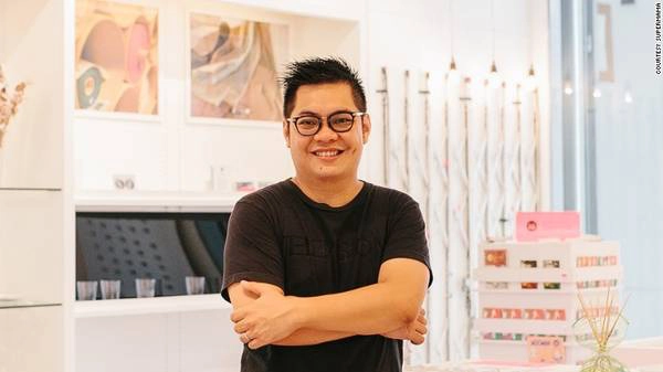 Edwin Low rằng ông muốn thiết kế các sản phẩm phản ánh quá khứ của Singapore. Singapore có hơn 700 năm lịch sử và tôi muốn truyền tải đến du khách thông qua các sản phẩm sáng tạo của mình. Edwin Low rằng ông muốn thiết kế các sản phẩm phản ánh quá khứ của Singapore. Singapore có hơn 700 năm lịch sử và tôi muốn truyền tải đến du khách thông qua các sản phẩm sáng tạo của mình.