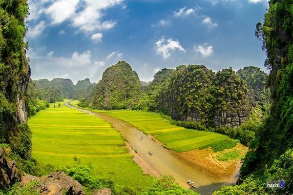 Quần thể danh thắng Tràng An là một địa danh du lịch tổng hợp gồm các di sản văn hóa và thiên nhiên được UNESCO công nhận là di sản thế giới hỗn hợp đầu tiên của Việt Nam năm 2014.