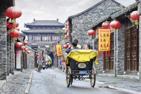 Trương Gia Khẩu nằm ở tỉnh Hà Bắc, Trung Quốc, được coi là “cửa ngõ vào Bắc Kinh”, phát triển mạnh cả về kinh tế (công nghiệp luyện kim) và du lịch. Trương Gia Khẩu có nhiều cảnh quan thiên nhiên đẹp mắt, giữ được nét hoang sơ với các ngọn núi cao, thung lũng sâu. Đây cũng là nơi Quách Tĩnh và Hoàng Dung lần đầu gặp nhau. Ảnh: Shutterstock.
