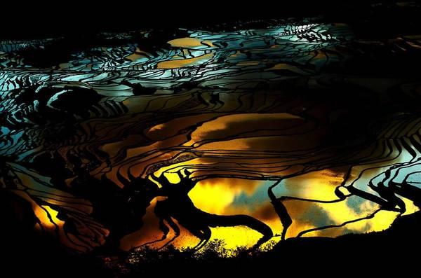 Ruộng bậc thang Vân Nam. Dọc theo sông Hồng ở huyện Nguyên Dương, tỉnh Vân Nam, Trung Quốc là những thửa ruộng bậc thang của người Hà Nhì, một công trình được đào thủ công vào khoảng 1.300 năm về trước.