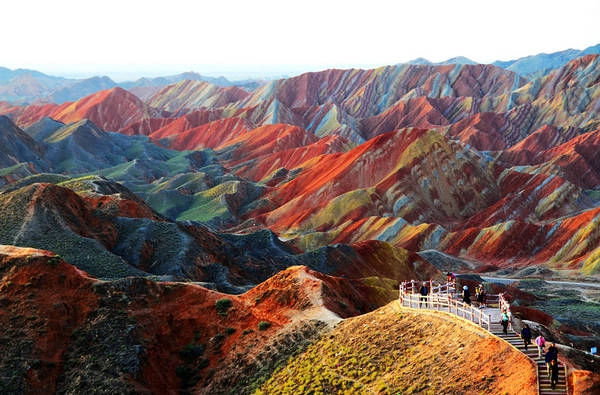 Công viên Địa chất Zhangye Danxia có những núi đá nhiều màu sắc, do trải qua hàng triệu năm tích tụ sa thạch đỏ và các trầm tích trở nên khô cằn, oxy hóa. Gió và mưa tiếp tục hoàn thành công việc tạo hình cho các núi đá, khiến chúng có nhiều hình dạng khác nhau như các cột đá, thung lũng, khe núi, thác nước. Nhờ hình thù kỳ lạ và đẹp mắt, khu vực này nhanh chóng trở thành địa điểm du lịch hấp dẫn của Trung Quốc. 