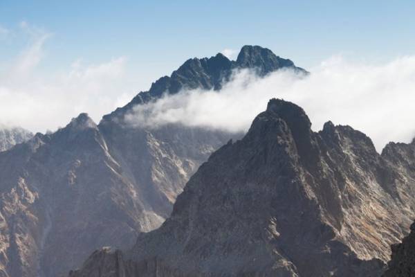 Ngôi trường của quỷ được cho là nằm trên rặng Carpathian. Ngôi trường của quỷ được cho là nằm trên rặng Carpathian.