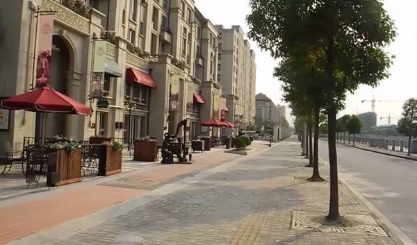 Italy, Thượng Hải: Khu Breeza Citta di Pujiang gần Thượng Hải được thiết kế như một thành phố Italy hiện đại. Tuy nhiên, nơi đây trở nên khô khan vô hồn với những tòa nhà, vài con kênh và lẻ tẻ cây cối. Ảnh: Vagabond Journey/Youtube. Italy, Thượng Hải: Khu Breeza Citta di Pujiang gần Thượng Hải được thiết kế như một thành phố Italy hiện đại. Tuy nhiên, nơi đây trở nên khô khan vô hồn với những tòa nhà, vài con kênh và lẻ tẻ cây cối. Ảnh: Vagabond Journey/Youtube.