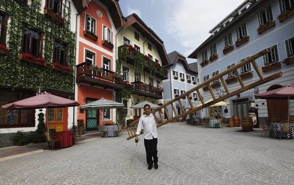 Làng Hallstatt, Quảng Đông: Ngôi làng là một bản copy của làng Hallstatt nổi tiếng ở Áo, với chi phí xây dựng lên đến 940 triệu USD. Ảnh: Siu chiu/Reuters. Làng Hallstatt, Quảng Đông: Ngôi làng là một bản copy của làng Hallstatt nổi tiếng ở Áo, với chi phí xây dựng lên đến 940 triệu USD. Ảnh: Siu chiu/Reuters.