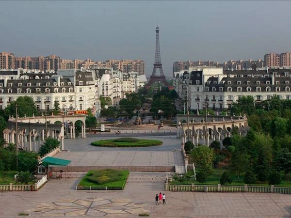 Paris, Hàng Châu: Cách Thượng Hải vài giờ đồng hồ là Tianducheng, một phiên bản nhái của Paris, Pháp với tháp Eiffel cao 108 m. Đây là khu dân cư dành cho giới nhà giàu rộng 19 km2 được xây dựng năm 2007. Ảnh: Aly Song/Reuters. Paris, Hàng Châu: Cách Thượng Hải vài giờ đồng hồ là Tianducheng, một phiên bản nhái của Paris, Pháp với tháp Eiffel cao 108 m. Đây là khu dân cư dành cho giới nhà giàu rộng 19 km2 được xây dựng năm 2007. Ảnh: Aly Song/Reuters.