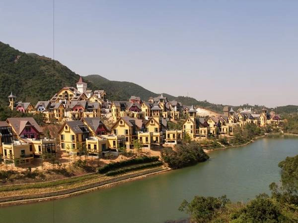 Overseas Chinese Town East (OCT): Đây là một công viên sinh thái có hồ nhân tạo và cả thị trấn nhỏ nhái thị trấn Interlaken của Thụy Sỹ. Interlaken nhái có khu nghỉ dưỡng 5 sao, sân golf, thậm chí cả cây cầu gỗ nhái cầu Kappelbrücke ở Lucerne. Ảnh: Kevin Poh/Flickr. Overseas Chinese Town East (OCT): Đây là một công viên sinh thái có hồ nhân tạo và cả thị trấn nhỏ nhái thị trấn Interlaken của Thụy Sỹ. Interlaken nhái có khu nghỉ dưỡng 5 sao, sân golf, thậm chí cả cây cầu gỗ nhái cầu Kappelbrücke ở Lucerne. Ảnh: Kevin Poh/Flickr.