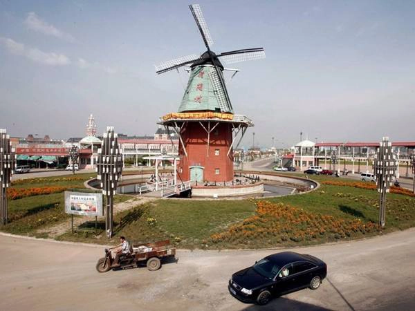 Phố Đông Hà Lan: Thị trấn kiểu Hà Lan này được bê nguyên mẫu từ Amsterdam và vùng lân cận Amersfoort với những con kênh đào và cối xay gió như thật. Một số tòa nhà được sao chép y hệt như bảo tàng hàng hải Hà Lan và khu mua sắm Bijenkorf ở Amsterdam. Ảnh: Sheng Li/Reuters. Phố Đông Hà Lan: Thị trấn kiểu Hà Lan này được bê nguyên mẫu từ Amsterdam và vùng lân cận Amersfoort với những con kênh đào và cối xay gió như thật. Một số tòa nhà được sao chép y hệt như bảo tàng hàng hải Hà Lan và khu mua sắm Bijenkorf ở Amsterdam. Ảnh: Sheng Li/Reuters.