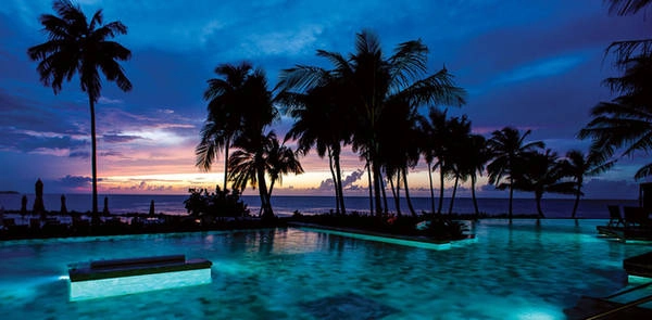 Còn gì mê đắm hơn khi bơi đêm trong bể nước lắp đèn neon dịu mát ở Puerto Rico? Còn gì mê đắm hơn khi bơi đêm trong bể nước lắp đèn neon dịu mát ở Puerto Rico?