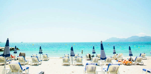 Làng chải nhỏ ở Riviera của Pháp đã trở thành thánh địa tình yêu bởi bộ luật tắm khỏa thân được ban hành ở đây từ năm 1960. Làng chải nhỏ ở Riviera của Pháp đã trở thành thánh địa tình yêu bởi bộ luật tắm khỏa thân được ban hành ở đây từ năm 1960.