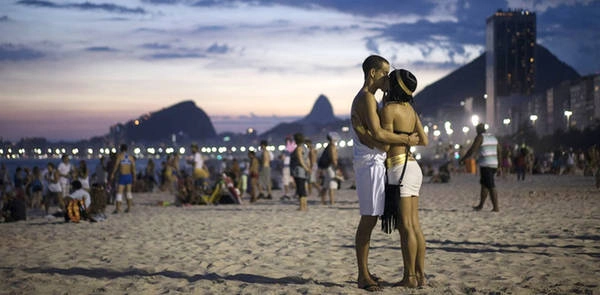 Bờ biển của Rio de Janeiro luôn sôi động cả ngày, nhất là về đêm, khi ánh đèn nổi lên và những người cô đơn tìm đến nhau. Bờ biển của Rio de Janeiro luôn sôi động cả ngày, nhất là về đêm, khi ánh đèn nổi lên và những người cô đơn tìm đến nhau.