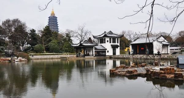 Công viên Hongmei: Nằm ở phía đông bắc thành phố, công viên Hongmei cũng là một địa điểm thu hút đông đảo khách du lịch. Hongmei sở hữu nhiều khu vườn xanh tốt và hồ nước lớn. Nơi đây luôn mang lại bầu không khí trong lành, tươi mát. Đặc biệt, gian nhà cổ Hongmei được xây từ giai đoạn giữa thời nhà Đường và Tống cũng là một điểm nhấn độc đáo của công viên này. Ảnh: Czbbs.gov.