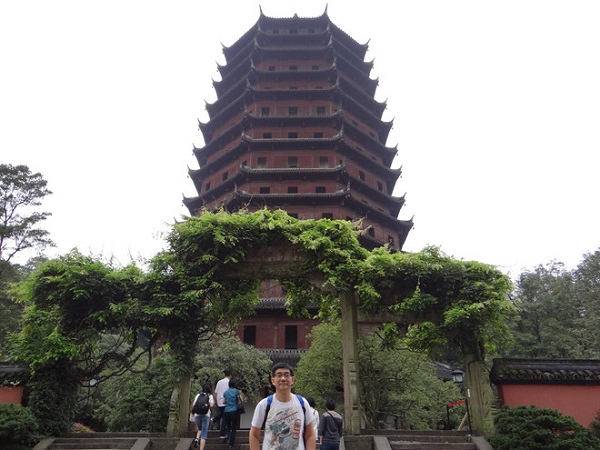 Đền Tianning: Sở hữu chiều cao xấp xỉ 154 m, đền Tianning được xây dựng bằng loại gỗ đặc biệt được nhập từ Myanmar cùng 75 tấn vàng, đồng đã được sử dụng để xây dựng nên công trình kiến trúc nổi tiếng này. Ngoài ra, chiếc chuông đồng khổng lồ nặng đến 30 tấn được đặt trong đền cũng để lại ấn tượng đặc biệt với nhiều du khách. Ảnh: HuanKee.