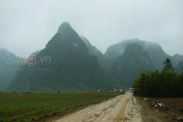 Con đường dài 5 km nối trung tâm thôn Yên Thọ tới hang Chuột đã được làm gấp rút để phục vụ đoàn làm phim đến từ Mỹ. Con đường này sẽ món quà của đoàn phim tặng người dân nơi đây sau khi hoàn tất các cảnh quay.