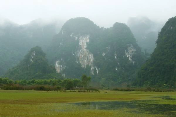 Yên Phú là một làng quê thanh bình, với những cánh đồng xanh ngát, phong cảnh thiên nhiên hùng vĩ bao quanh.
