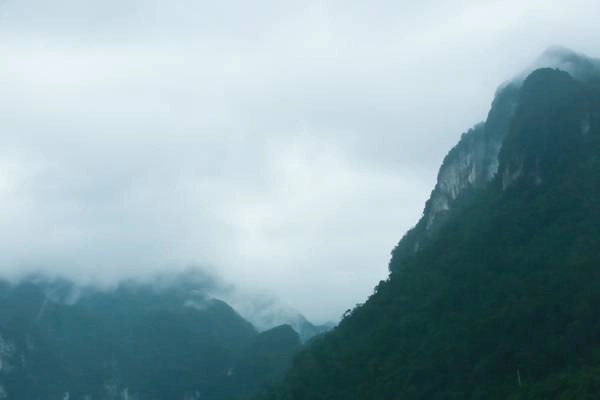 Đèo Đá Đẽo thuộc khu vực di sản thiên nhiên thế giới Phong Nha - Kẻ Bàng với những ngọn núi trùng điệp. Phía dưới đèo là thung lũng Chà Nòi với cảnh quan hoang sơ của sông suối, bao quanh bởi núi đá hùng vĩ cùng mây mù huyền ảo.