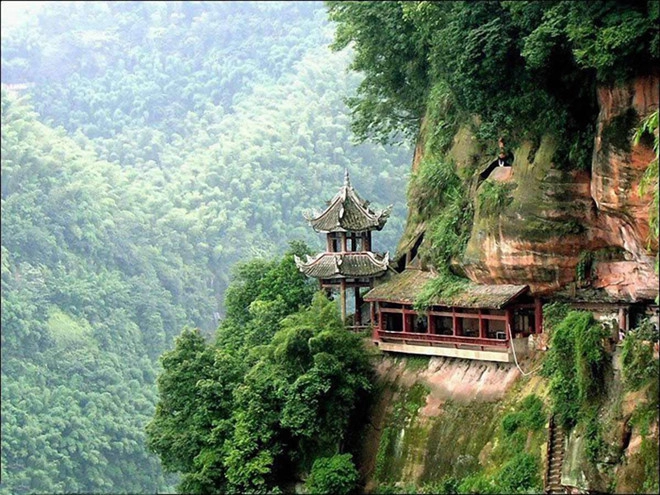 Núi Nga Mi: Nhắc đến núi Nga Mi, tín đồ của "Ỷ Thiên Đồ Long ký" sẽ nhớ ngay đến những nhân vật nổi tiếng như Chu Chỉ Nhược, Diệt Tuyệt sư thái. Trong thế giới của Kim Dung, võ lâm Trung Nguyên lúc bấy giờ chia làm 3 phái lớn là: Thiếu Lâm, Võ Đang và Nga Mi.  Ngoài đời thực, núi Nga Mi còn có tên gọi khác là Đại Quang Minh Sơn nằm ở tỉnh Tứ Xuyên, thuộc miền Tây Trung Quốc. Nga Mi cũng là ngọn núi có nhiều chùa miếu và là một trong Tứ đại Phật giáo danh sơn của Trung Hoa, bên cạnh núi Ngũ Đài, núi Cửu Hoa và núi Phổ Đà. Ảnh: ChinaImage.