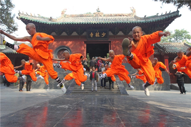 Thiếu Lâm Tự: Trong thế giới của Kim Dung, Thiếu Lâm Tự được ví như Thái Sơn Bắc Đẩu, là cái nôi của võ học Trung Nguyên. Thiếu Lâm ngoài đời thật là một ngôi chùa uy nghi nằm trên núi Thiếu Thất thuộc dãy Tung Sơn, trong địa phận Trịnh Châu, Hà Nam.  Tàng Kinh Các của Thiếu Lâm Tự thật sự từng là nơi lưu giữ kinh sách và các bí kíp võ công của Thiếu Lâm. Qua chiến tranh, hầu hết kinh sách lưu trữ tại đây đã bị đốt cháy, chỉ còn một số ít đang được cất giữ ở một nơi khác. Ảnh: ChinaImage.