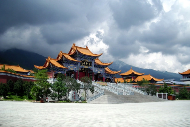Đại Lý: Trong bộ tiểu thuyết nổi tiếng "Thiên long bát bộ", Kim Dung từng miêu tả Đại Lý là một quốc gia theo Phật giáo Mật Tông, từ vua đến dân đều xuất gia.  Thành Đại Lý cổ là điểm tham quan du lịch hấp dẫn của tỉnh Vân Nam cùng với Thành cổ Lệ Giang và phim trường Thiên Long Bát Bộ. Một trong những danh thắng nổi tiếng khác của Đại Lý là Tam Tháp bên hồ Nhĩ Hải, cách thành cổ một km về phía Bắc. Ngay cổng vào cáp treo là bút tích đề tặng chính quyền và nhân dân Đại Lý do nhà văn Kim Dung chấp bút. Ảnh: ChinaImage.