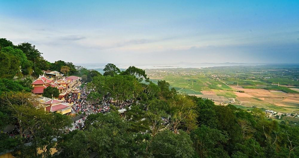 Nhắc đến du lịch Tây Ninh, nhiều người sẽ nghĩ ngay đến núi Bà Đen và ngôi chùa Bà hơn 300 tuổi tọa lạc ở lưng chừng núi. Nằm cách trung tâm TP Tây Ninh khoảng 11 km về phía tây bắc, chùa Bà là công trình tâm linh gắn liền với đời sống tín ngưỡng của người dân địa phương, thu hút hàng triệu du khách thập phương đổ về chiêm bái, cầu an mỗi năm. 