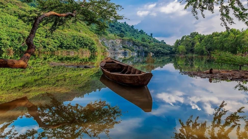   Nằm trên địa phận xã Thạnh Tân, TP Tây Ninh, thung lũng Ma Thiên Lãnh được hình thành bởi 3 ngọn núi Bà Đen, Phụng và Heo. Địa hình nơi đây rộng lớn và hoang sơ, hấp dẫn nhiều phượt thủ tìm đến. Hồ đá trong lòng thung lũng Ma Thiên Lãnh được nhiều người tìm đến để tạm rời xa khói bụi thành phố và lắng mình trong không gian yên bình. Nước hồ xanh ngắt và lặng sóng, phù hợp để câu cá, cắm trại. Quanh hồ có những tàng cây và mỏm đá nhô ra phía mặt nước, là điểm chụp hình check-in lý tưởng cho du khách đến đây. 