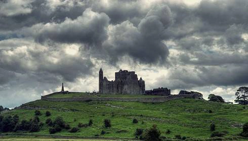 Pháo đài Rock of Cashel - còn được mệnh danh là Pháo đài Cashel của các vị vua. Pháo đài Rock of Cashel - còn được mệnh danh là Pháo đài Cashel của các vị vua.