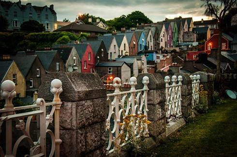 Thị trấn Cobh, còn được biết đến với tên gọi Queenstown (từ năm 1850- cuối những năm 20 của thế kỷ trước) là một cảng du lịch nổi tiếng ở phía Nam Ireland. Thị trấn Cobh, còn được biết đến với tên gọi Queenstown (từ năm 1850- cuối những năm 20 của thế kỷ trước) là một cảng du lịch nổi tiếng ở phía Nam Ireland.