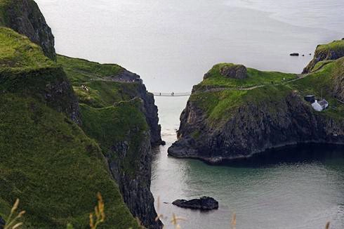 Cầu Carrick-a-Rede nối liền các phần của hòn đảo tí hon Carrickarede. Cầu Carrick-a-Rede nối liền các phần của hòn đảo tí hon Carrickarede.