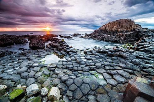 Cao nguyên nham thạch Giant's Causeway gồm 40.000 cột đá bazan xếp liền nhau. Cao nguyên nham thạch Giant's Causeway gồm 40.000 cột đá bazan xếp liền nhau.