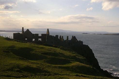 Phần di tích còn lại của lâu đài Dunluce được gia đình McQuillan xây dựng vào khoảng năm 1500 trên một vách đá cao gần vùng biển phía Bắc Antrim. Phần di tích còn lại của lâu đài Dunluce được gia đình McQuillan xây dựng vào khoảng năm 1500 trên một vách đá cao gần vùng biển phía Bắc Antrim.
