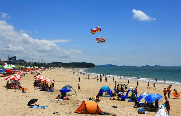 Bãi biển Daecheon luôn đông đúc du khách tới nghỉ ngơi vào dịp hè. Ảnh: CNN Travel