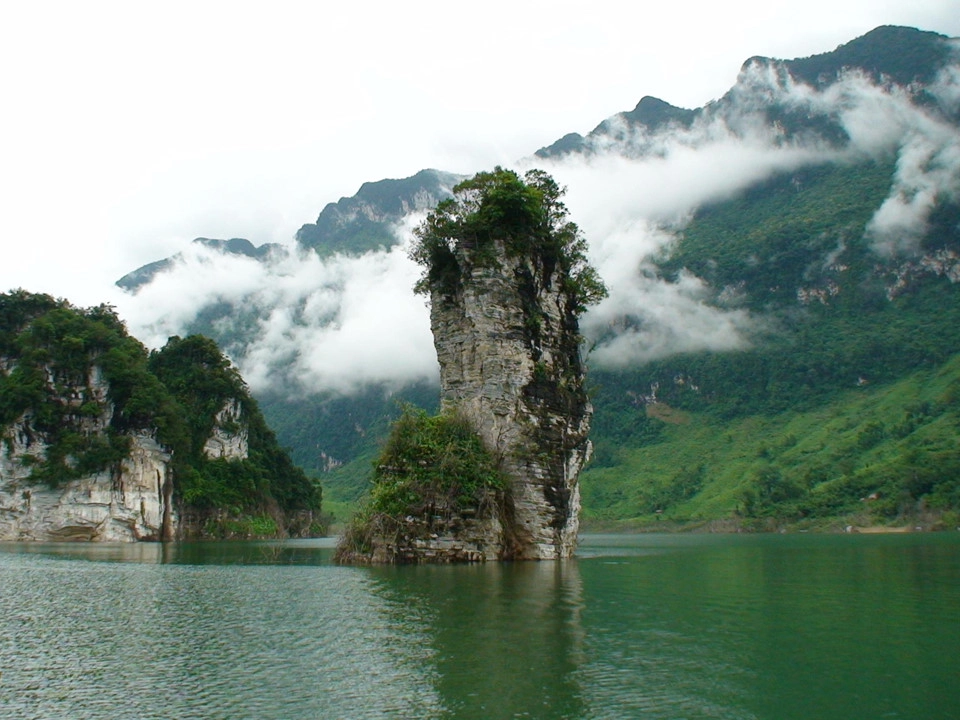 Hồ Na Hang (huyện Na Hang): Vẹn nguyên vẻ hoang sơ của miền sơn cước, hồ Na Hang là nơi hội tụ của sông Năng và sông Gâm trong dòng chảy hiền hòa. Bao quanh bởi 99 ngọn núi nhấp nhô trùng điệp, tô điểm thêm những dải thác tuôn đổ trắng xóa, bản làng mộc mạc... Bức tranh sơn thủy hữu tình nơi đây dần được đánh thức và trở thành một sản phẩm du lịch đặc sắc. Ảnh: Lễ hội thành Tuyên.
