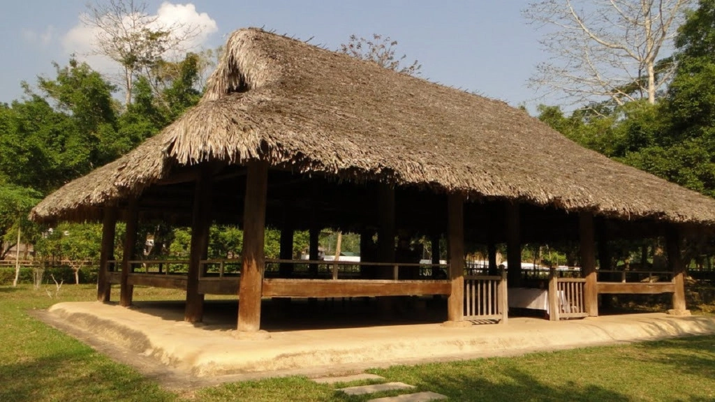 Tới đây, du khách sẽ tham quan 17 di tích khác nhau. Những địa điểm như lán Nà Lừa, đình Tân Trào, cây đa Tân Trào, đình Hồng Thái… chính là chứng nhân lịch sử, ghi dấu cuộc kháng chiến của dân tộc ta trong suốt thời gian 9 năm kháng chiến trường kỳ. Ảnh: Dongbac.info, Youvivu.