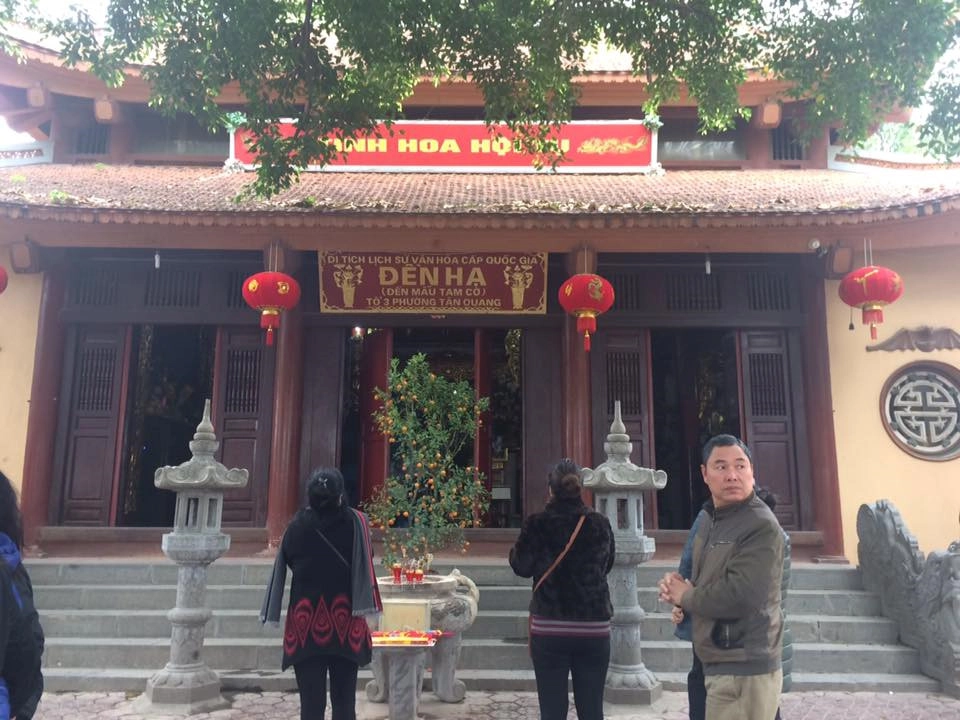 Đền Hạ Tuyên Quang: Du lịch văn hóa tâm linh ở Tuyên Quang cũng rất phát triển, thu hút lượng lớn khách hàng năm. Trong đó, đền Hạ Tuyên Quang là một công trình lâu đời, linh thiêng, nơi người dân tìm về chiêm bái. Đền Hạ là nơi thờ Mẫu Thượng ngàn, Phương Dung công chúa, con gái vua Hùng. Đền được công nhận là di tích lịch sử văn hóa cấp quốc gia (năm 1991) và xếp hạng di tích kiến trúc nghệ thuật cổ (năm 1994). Ảnh: Vietsuntour, Đạo Mẫu Việt Nam.