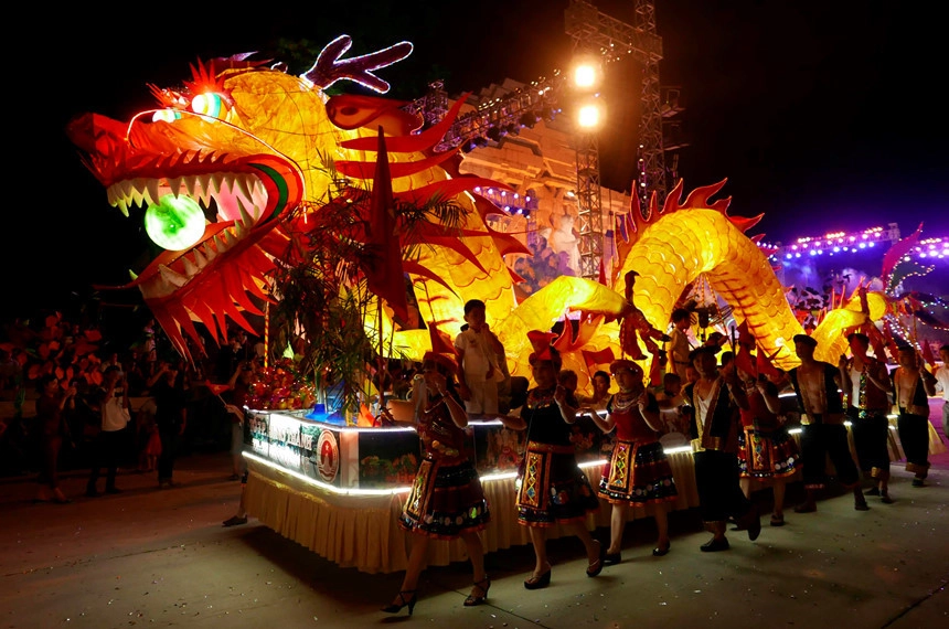 Lễ hội thành Tuyên: Một trong những lễ hội đặc sắc khác của “miền gái đẹp” đó là lễ hội thành Tuyên tổ chức vào mỗi dịp Trung thu. Dấu ấn riêng, đặc sắc và nổi bật của Trung thu ở Tuyên Quang đã lập hàng loạt kỷ lục được Guiness ghi nhận như “đêm hội có nhiều mô hình đèn Trung thu độc đáo và lớn nhất Việt Nam”, “mâm cỗ Trung thu lớn nhất Việt Nam” hay “cặp đèn lồng lớn nhất Việt Nam”... Ảnh: Hùng Cường.