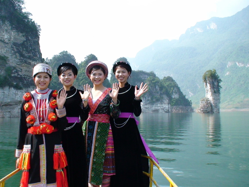 Du lịch lòng hồ thủy điện Na Hang, bạn ngồi trên con thuyền nhỏ, lướt nhẹ trên mặt nước êm ả và thưởng ngoạn cảnh đẹp nên thơ. Bên cạnh đó, bạn gặp gỡ và giao lưu với người dân địa phương, những cô gái miền sơn cước duyên dáng, đằm thắm. Và khám phá khu vực xung quanh với nhiều cảnh đẹp kỳ thú như những ngọn thác nổi tiếng Khuổi Sung, Khuổi Nhi, Pắc Ban… Ảnh: @haiyentq219, @hathanh2211, Nguyễn Quang Thành.