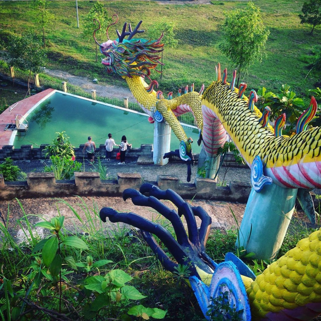 Suối khoáng Mỹ Lâm (huyện Yên Sơn): Du khách có dịp đến Tuyên Quang đều muốn đến suối khoáng Mỹ Lâm và đắm mình trong làn nước trong trẻo, ấm áp. Các nhà khoa học đánh giá nước khoáng Mỹ Lâm với nhiệt độ 68 độ C, tốt nhất Việt Nam và khu vực Đông Nam Á. Năm 2017, khu du lịch suối khoáng Mỹ Lâm đã đón trên 130.000 du khách đến tắm khoáng nóng, đắp bùn thư giãn, chữa bệnh. Ảnh: @bongbanbanh9898 , @heu_beu .