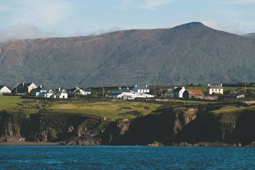 Những điệu nhạc dân gian Ireland vang vọng trong không khí, một ly bia tươi Guiness và một đĩa hến được đánh bắt thẳng từ vịnh Dingle Những điệu nhạc dân gian Ireland vang vọng trong không khí, một ly bia tươi Guiness và một đĩa hến được đánh bắt thẳng từ vịnh Dingle