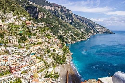 Tọa lạc ở bờ biển Amalfi ở phía nam của Naples, thị trấn nhỏ này là một kho báu thực sự. Tọa lạc ở bờ biển Amalfi ở phía nam của Naples, thị trấn nhỏ này là một kho báu thực sự.